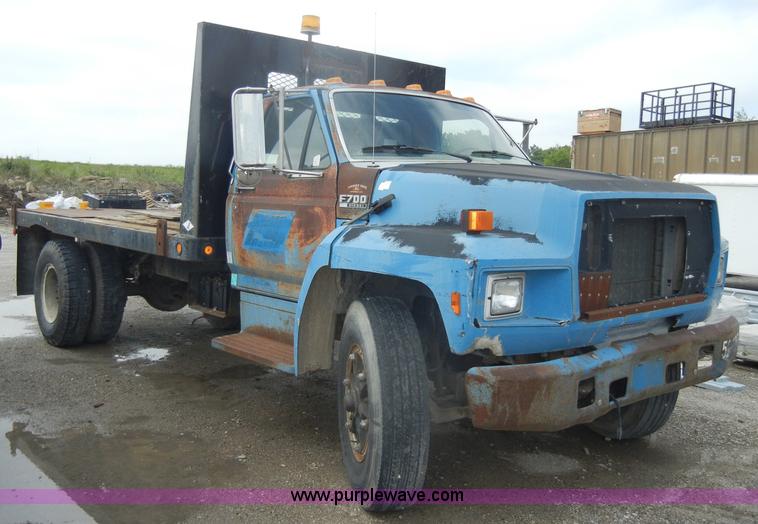 image for item D4057 1987 Ford F700 flatbed truck