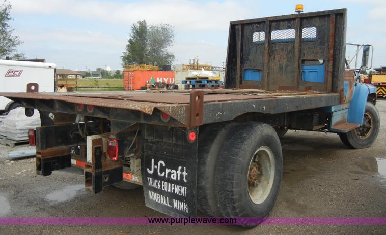image for item D4057 1987 Ford F700 flatbed truck
