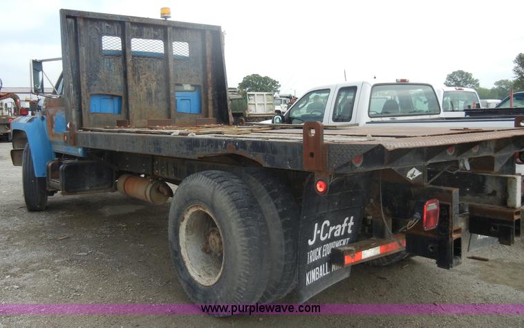 image for item D4057 1987 Ford F700 flatbed truck