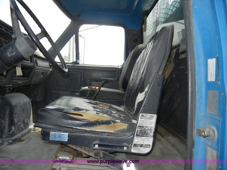 image for item D4057 1987 Ford F700 flatbed truck