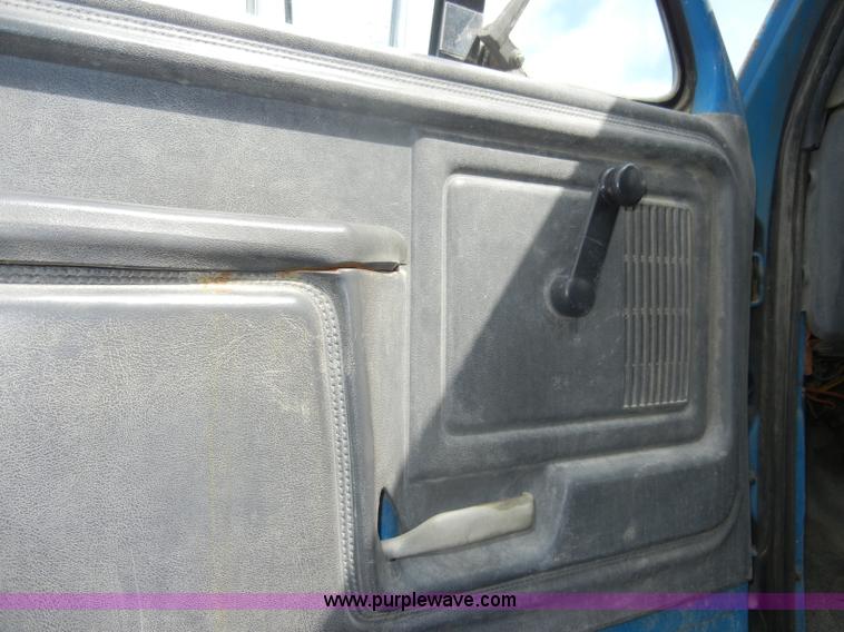 image for item D4057 1987 Ford F700 flatbed truck