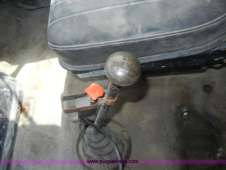 image for item D4057 1987 Ford F700 flatbed truck