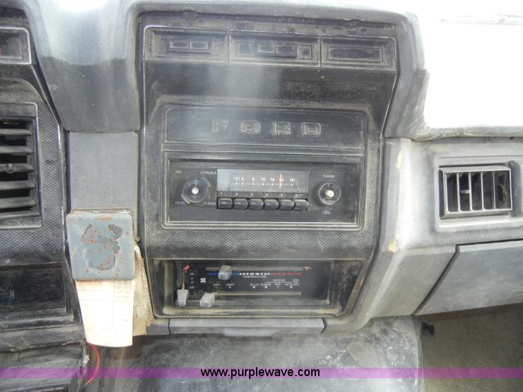 image for item D4057 1987 Ford F700 flatbed truck