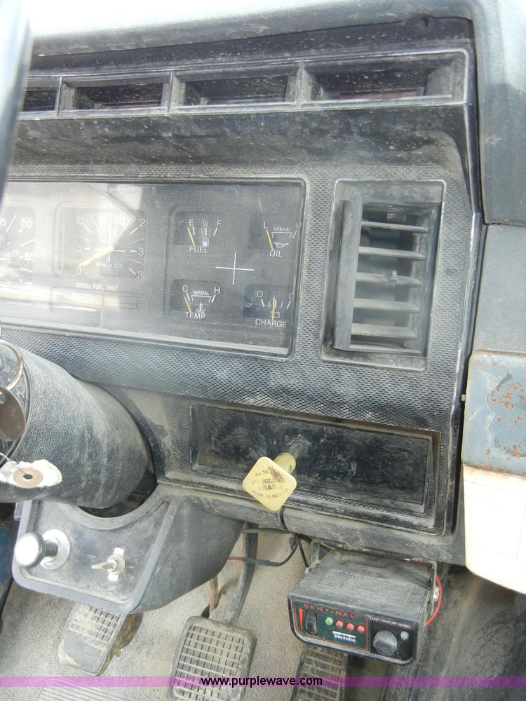 image for item D4057 1987 Ford F700 flatbed truck