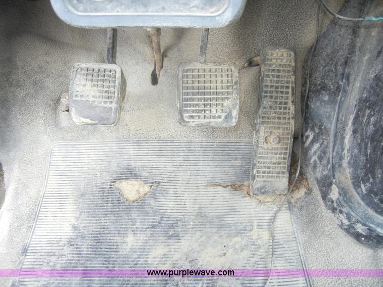 image for item D4057 1987 Ford F700 flatbed truck