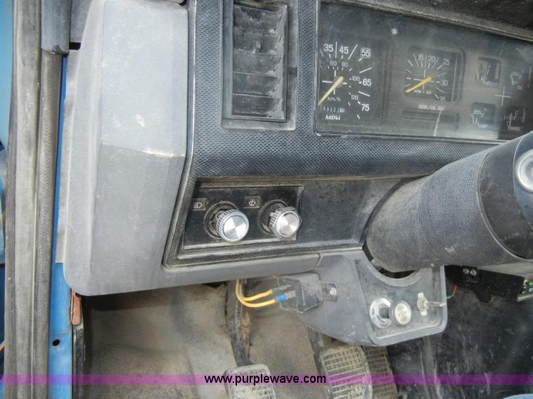 image for item D4057 1987 Ford F700 flatbed truck