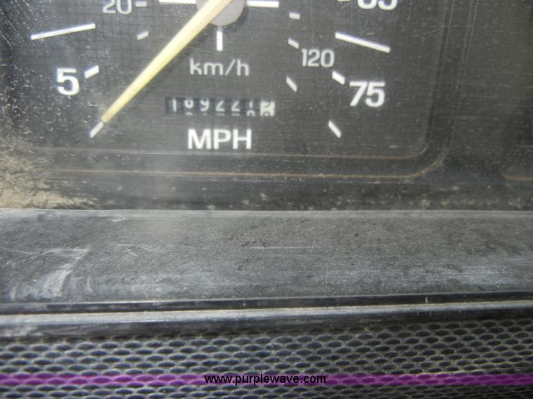 image for item D4057 1987 Ford F700 flatbed truck