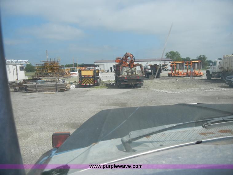 image for item D4057 1987 Ford F700 flatbed truck