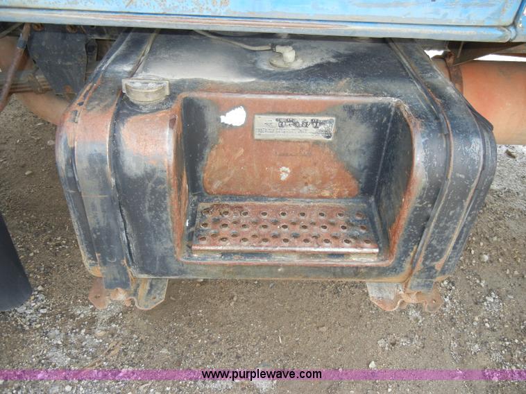 image for item D4057 1987 Ford F700 flatbed truck