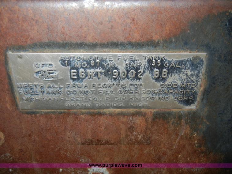 image for item D4057 1987 Ford F700 flatbed truck