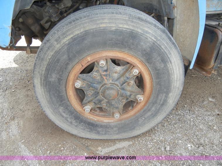 image for item D4057 1987 Ford F700 flatbed truck