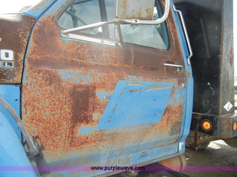 image for item D4057 1987 Ford F700 flatbed truck