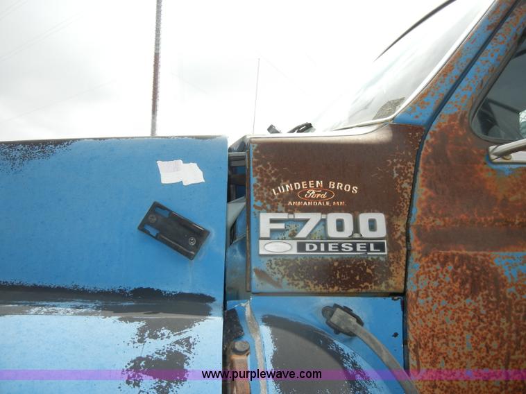 image for item D4057 1987 Ford F700 flatbed truck