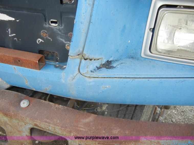 image for item D4057 1987 Ford F700 flatbed truck