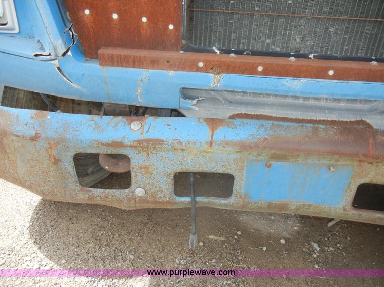 image for item D4057 1987 Ford F700 flatbed truck