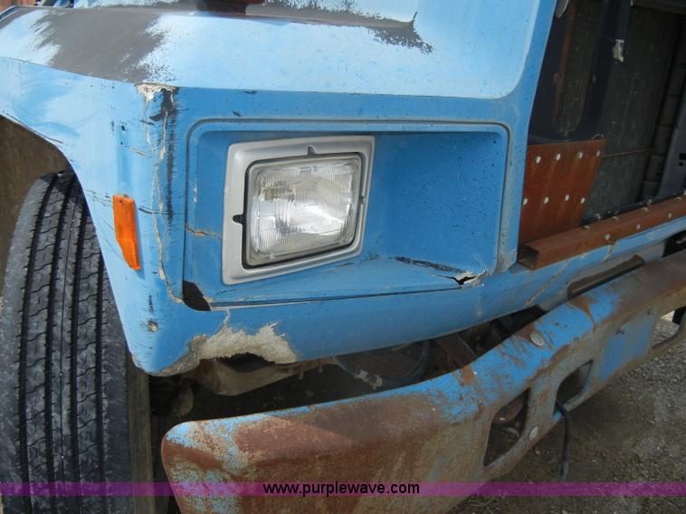 image for item D4057 1987 Ford F700 flatbed truck