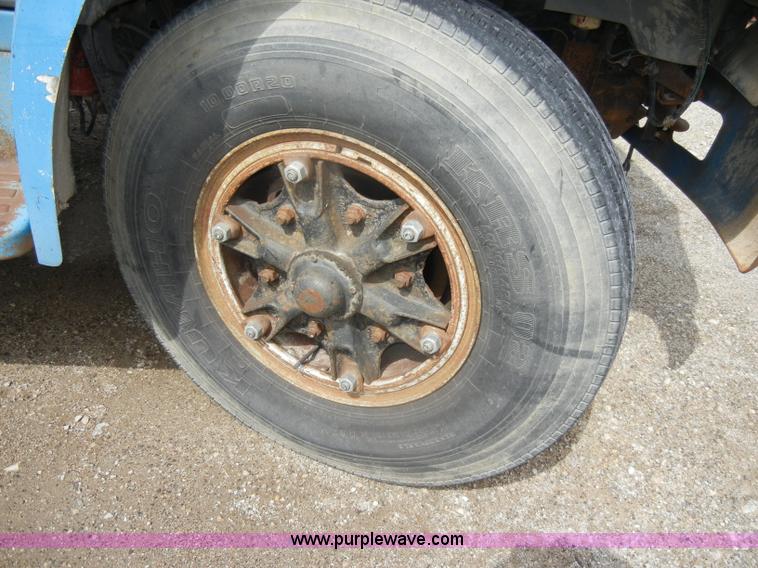 image for item D4057 1987 Ford F700 flatbed truck