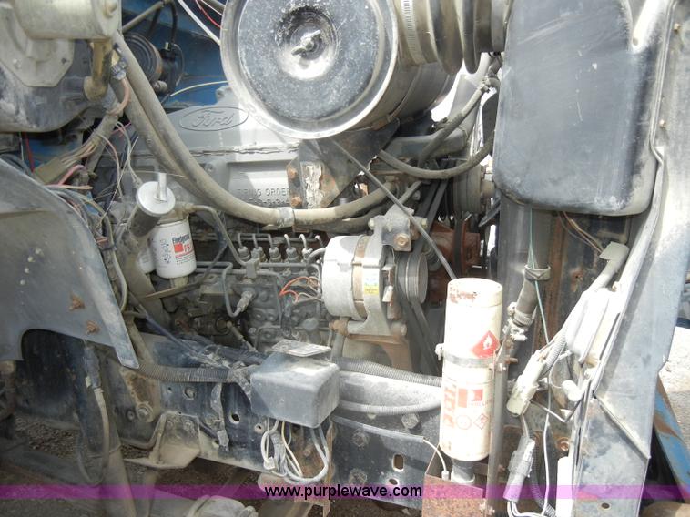 image for item D4057 1987 Ford F700 flatbed truck