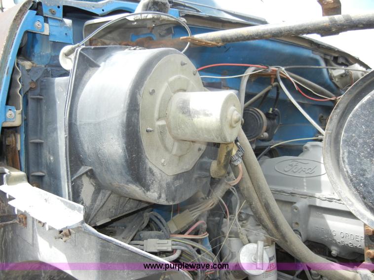 image for item D4057 1987 Ford F700 flatbed truck