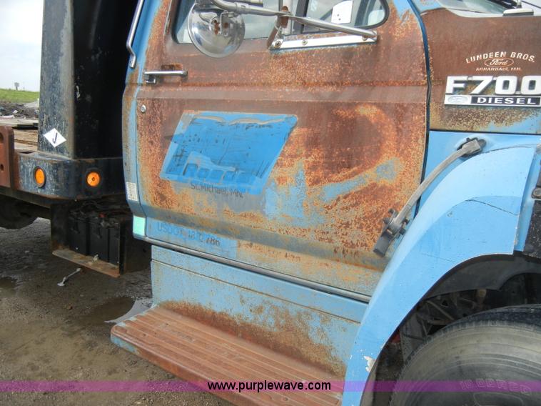 image for item D4057 1987 Ford F700 flatbed truck