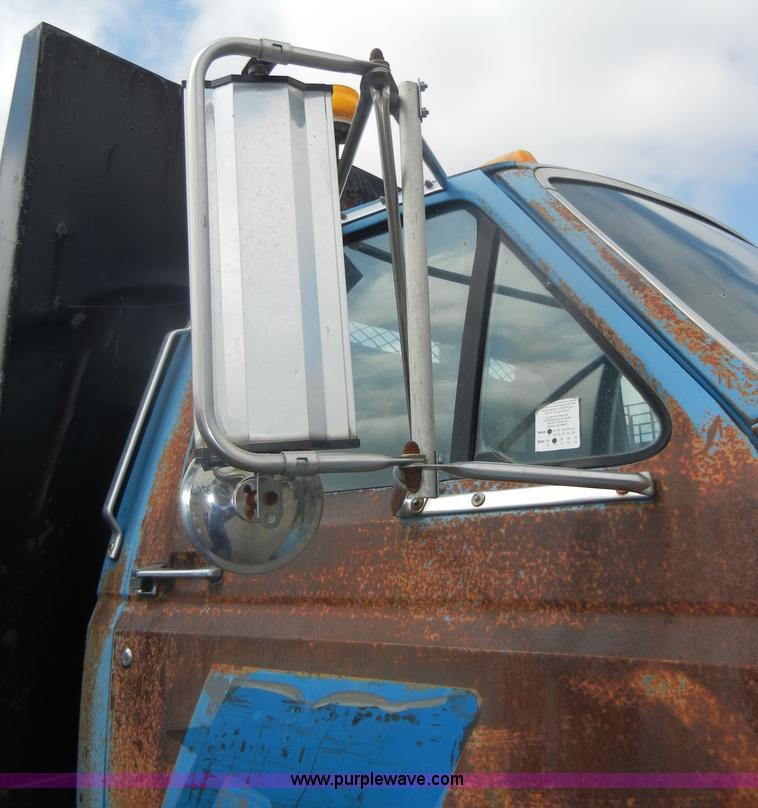 image for item D4057 1987 Ford F700 flatbed truck