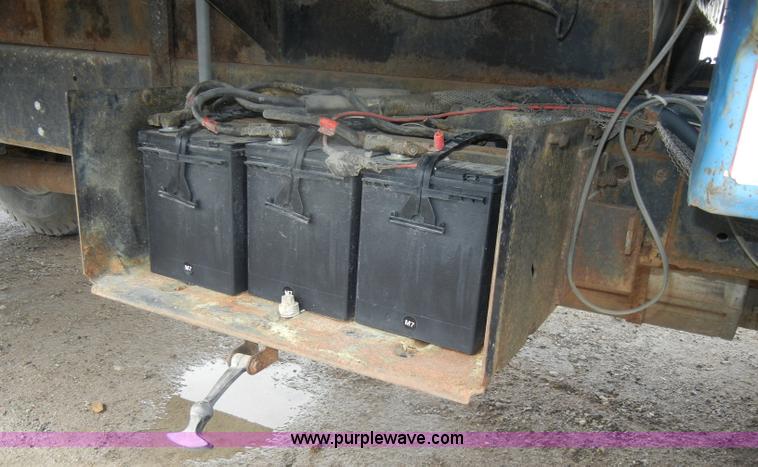 image for item D4057 1987 Ford F700 flatbed truck