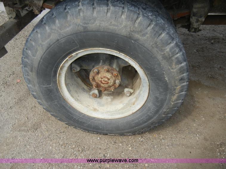 image for item D4057 1987 Ford F700 flatbed truck