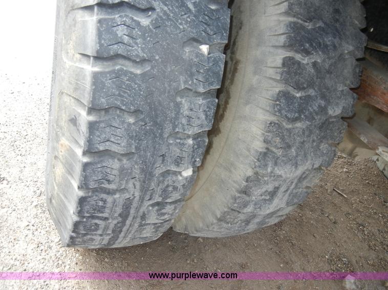 image for item D4057 1987 Ford F700 flatbed truck