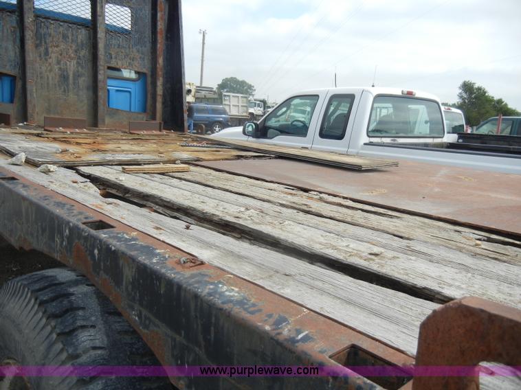 image for item D4057 1987 Ford F700 flatbed truck