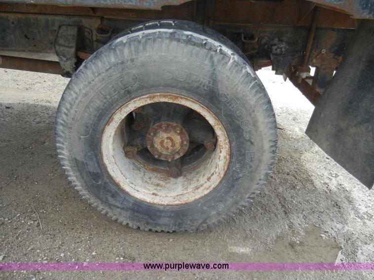 image for item D4057 1987 Ford F700 flatbed truck