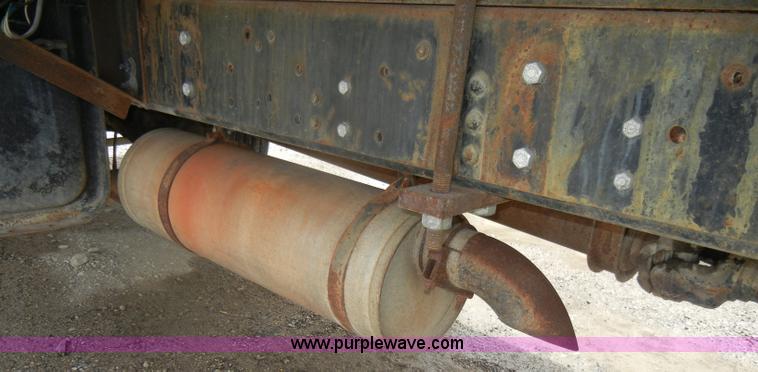 image for item D4057 1987 Ford F700 flatbed truck