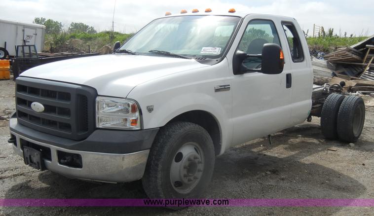 image for item D4058 2005 Ford F350 XL Super Duty truck cab and chassis
