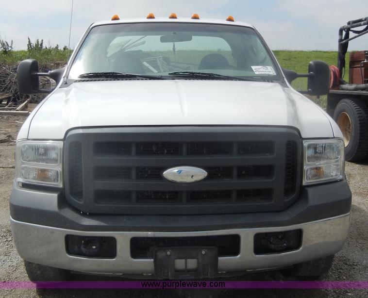 image for item D4058 2005 Ford F350 XL Super Duty truck cab and chassis