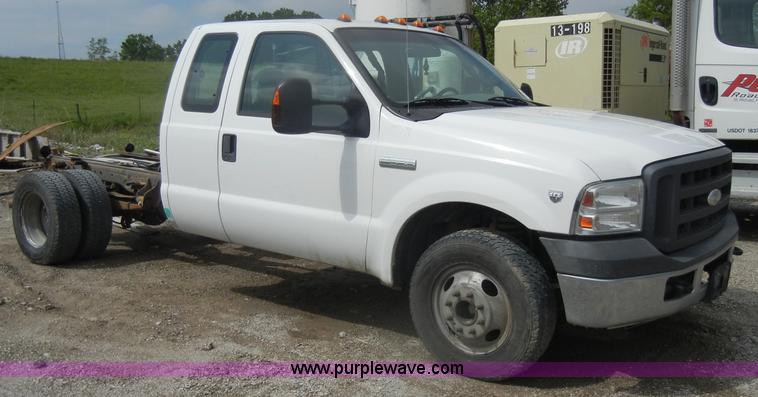 image for item D4058 2005 Ford F350 XL Super Duty truck cab and chassis