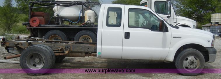 image for item D4058 2005 Ford F350 XL Super Duty truck cab and chassis