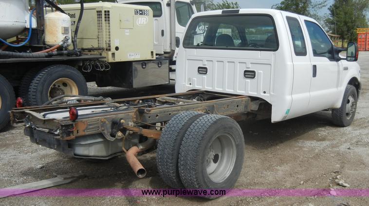 image for item D4058 2005 Ford F350 XL Super Duty truck cab and chassis