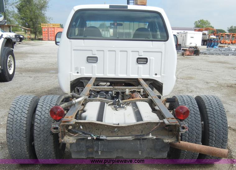 image for item D4058 2005 Ford F350 XL Super Duty truck cab and chassis