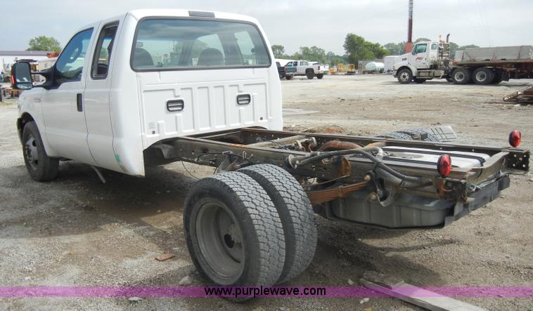 image for item D4058 2005 Ford F350 XL Super Duty truck cab and chassis