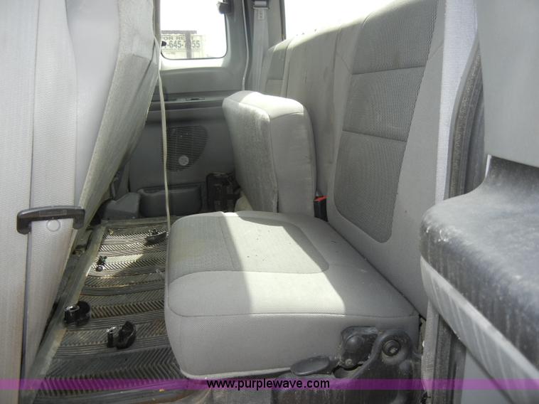 image for item D4058 2005 Ford F350 XL Super Duty truck cab and chassis