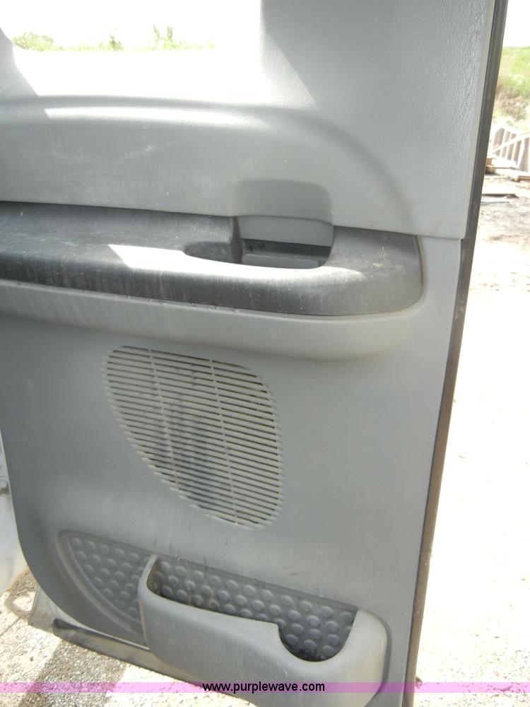 image for item D4058 2005 Ford F350 XL Super Duty truck cab and chassis