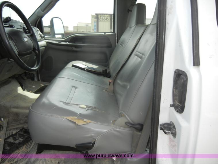 image for item D4058 2005 Ford F350 XL Super Duty truck cab and chassis