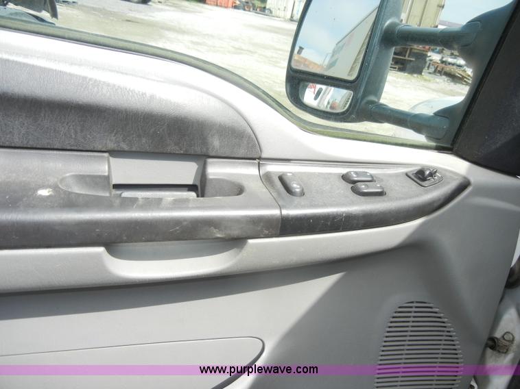 image for item D4058 2005 Ford F350 XL Super Duty truck cab and chassis