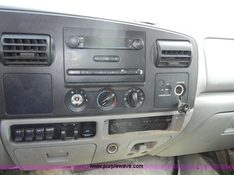 image for item D4058 2005 Ford F350 XL Super Duty truck cab and chassis