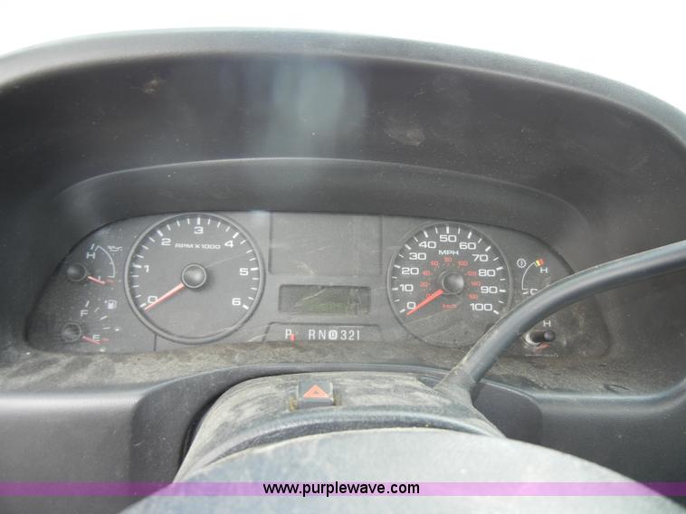 image for item D4058 2005 Ford F350 XL Super Duty truck cab and chassis