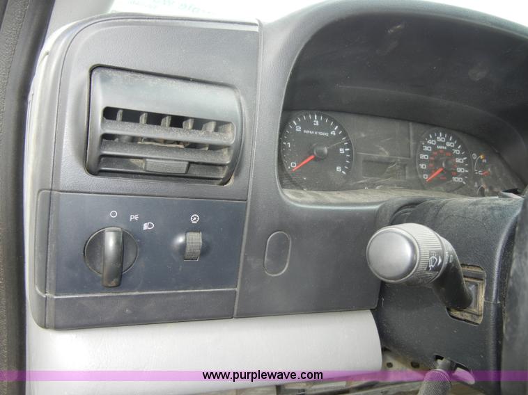 image for item D4058 2005 Ford F350 XL Super Duty truck cab and chassis