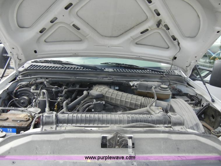 image for item D4058 2005 Ford F350 XL Super Duty truck cab and chassis