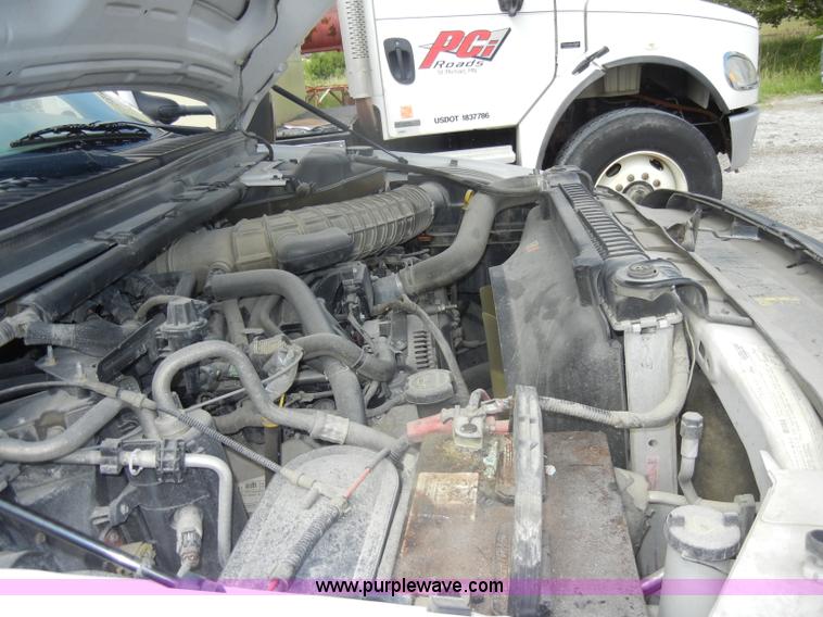 image for item D4058 2005 Ford F350 XL Super Duty truck cab and chassis