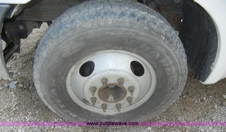 image for item D4058 2005 Ford F350 XL Super Duty truck cab and chassis