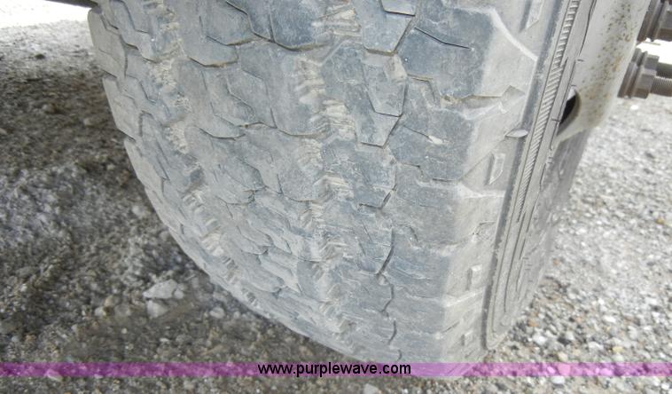 image for item D4058 2005 Ford F350 XL Super Duty truck cab and chassis