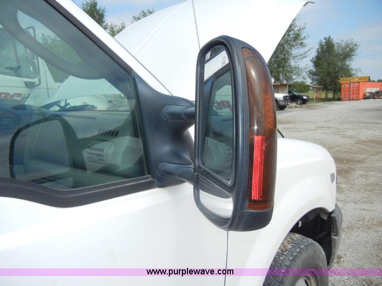 image for item D4058 2005 Ford F350 XL Super Duty truck cab and chassis